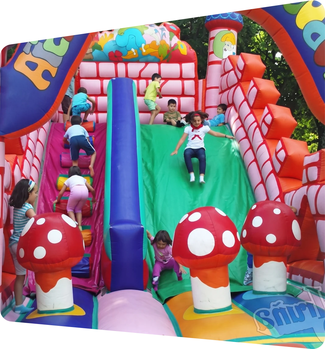 Niños jugando en una atracción hinchable