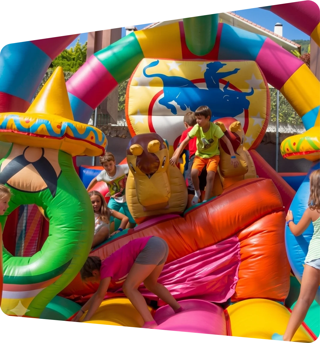 Niños jugando en una atracción hinchable de colores